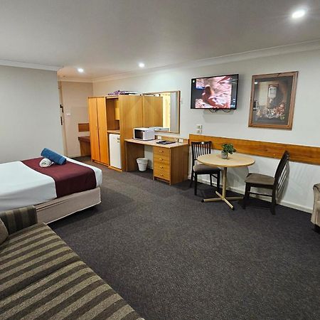Hilltops Retreat Motor Inn Young Dış mekan fotoğraf