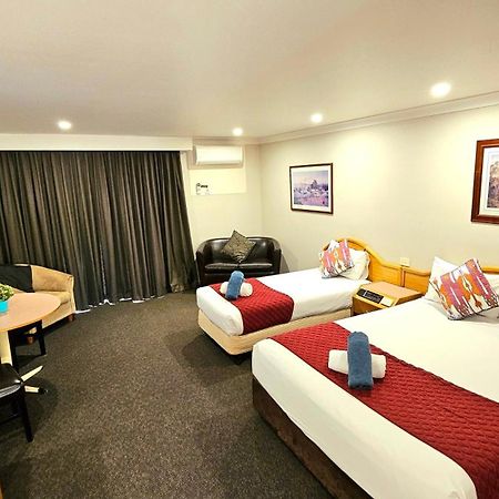 Hilltops Retreat Motor Inn Young Dış mekan fotoğraf