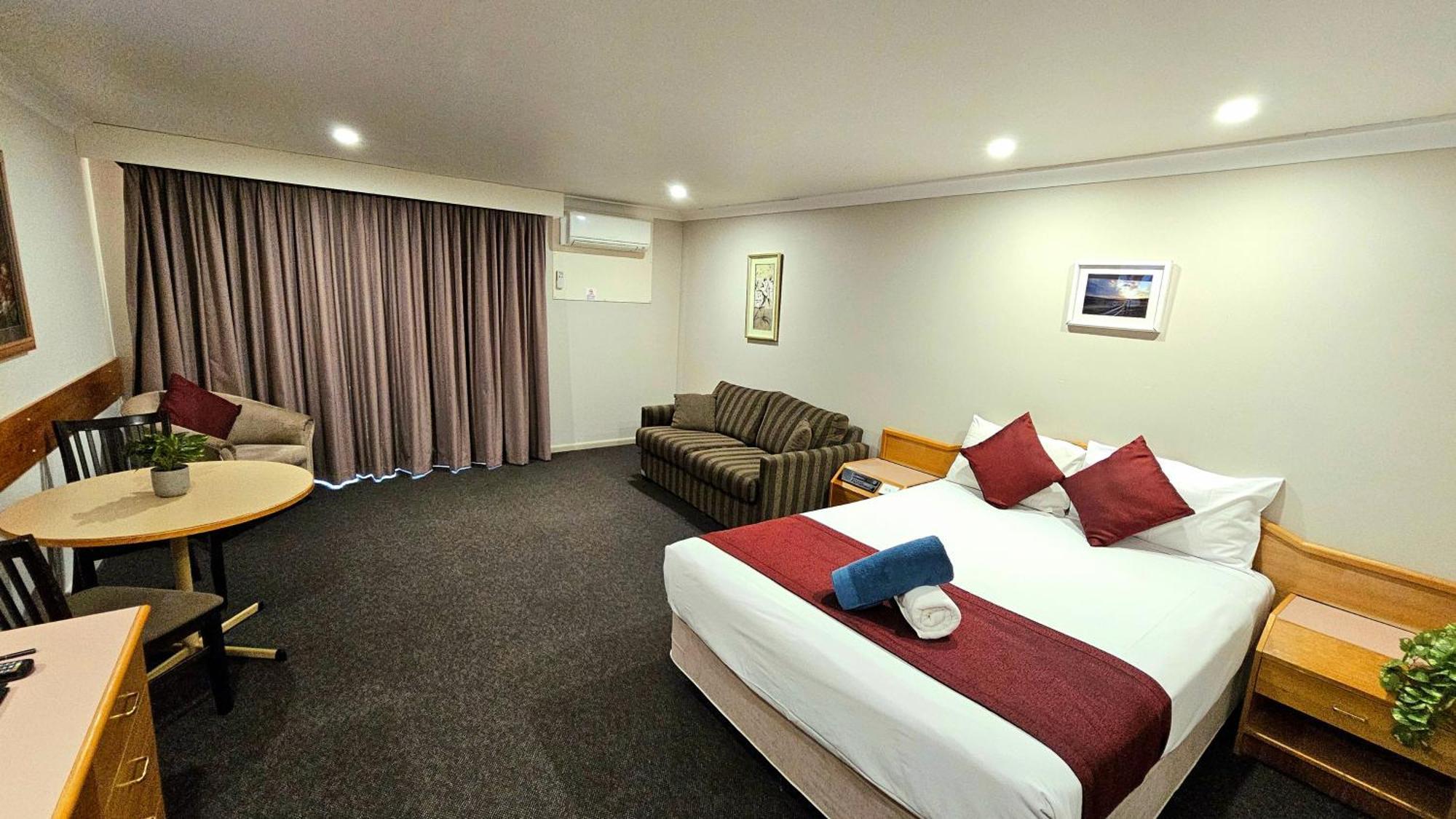 Hilltops Retreat Motor Inn Young Dış mekan fotoğraf