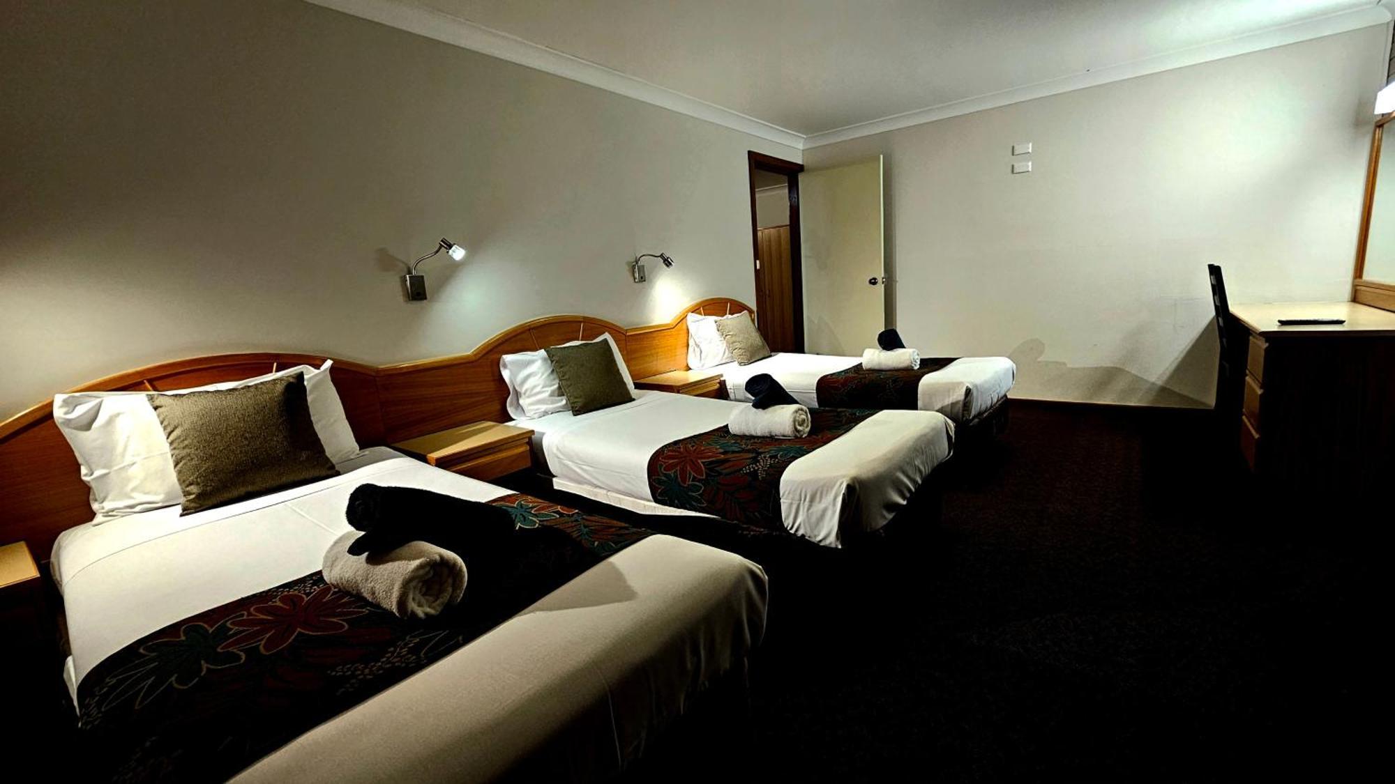 Hilltops Retreat Motor Inn Young Dış mekan fotoğraf