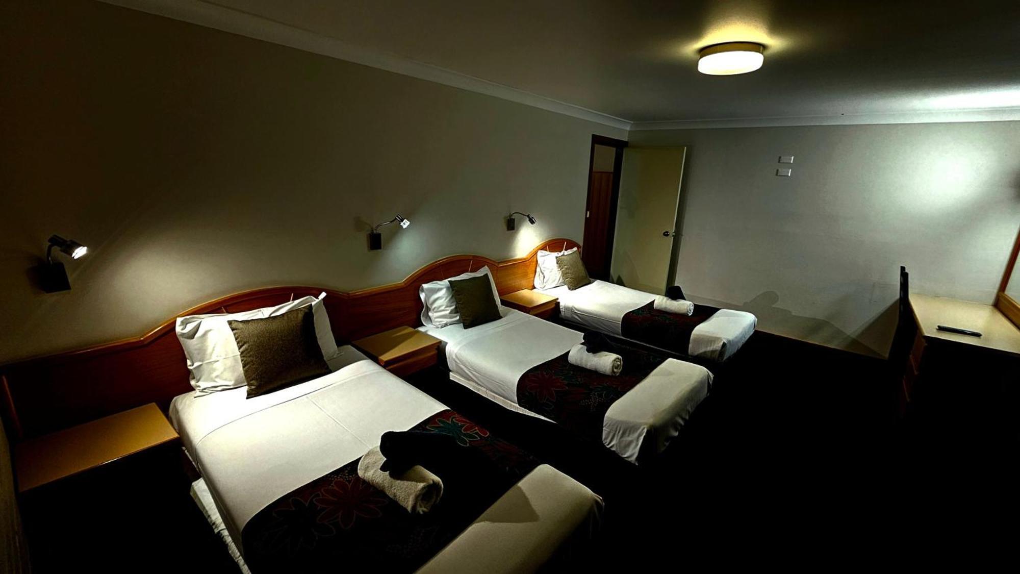 Hilltops Retreat Motor Inn Young Dış mekan fotoğraf