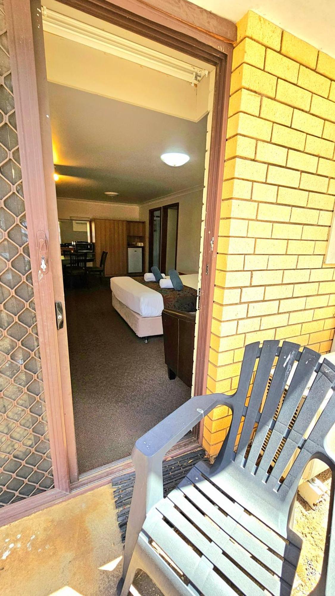 Hilltops Retreat Motor Inn Young Dış mekan fotoğraf