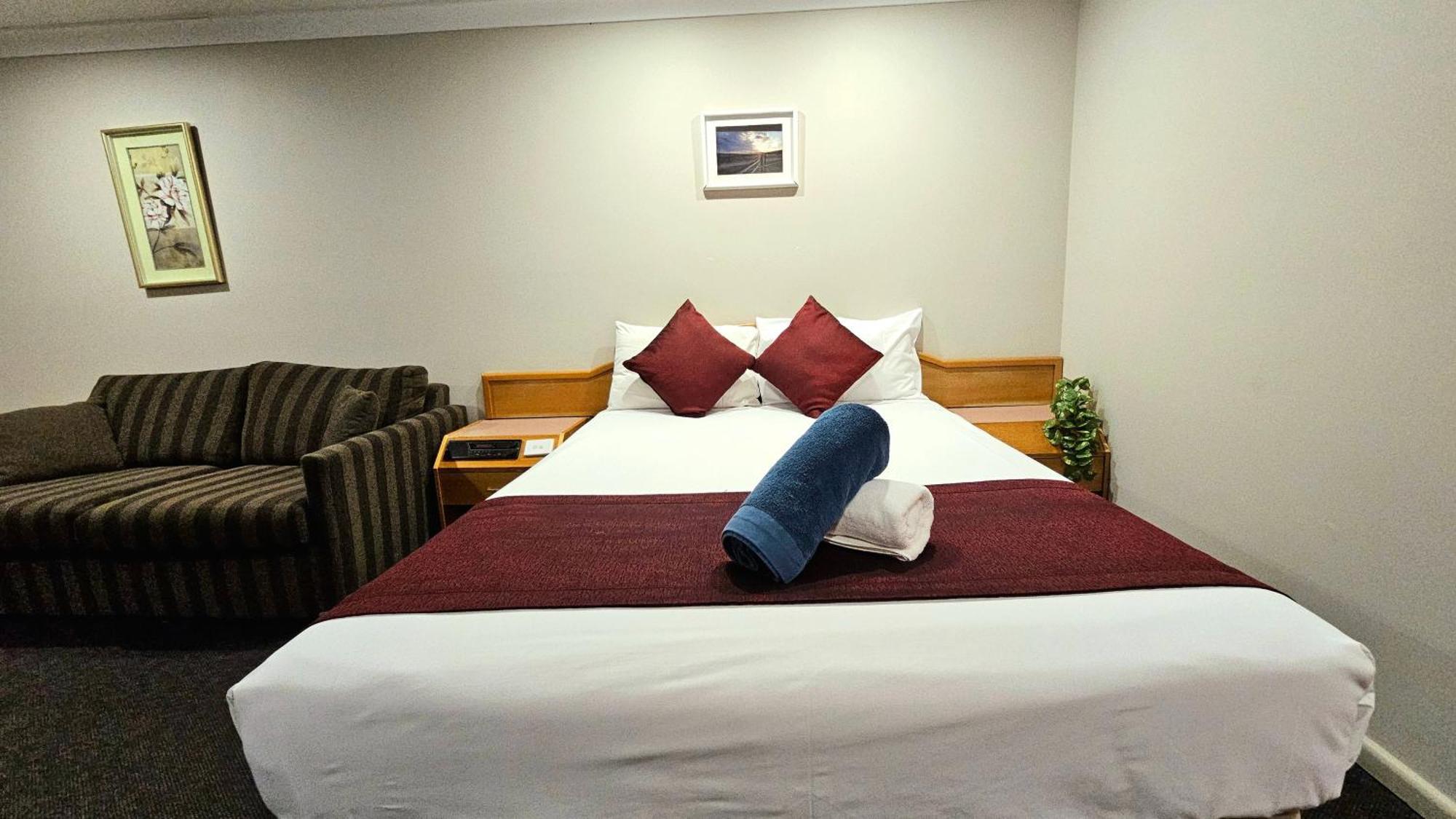 Hilltops Retreat Motor Inn Young Dış mekan fotoğraf