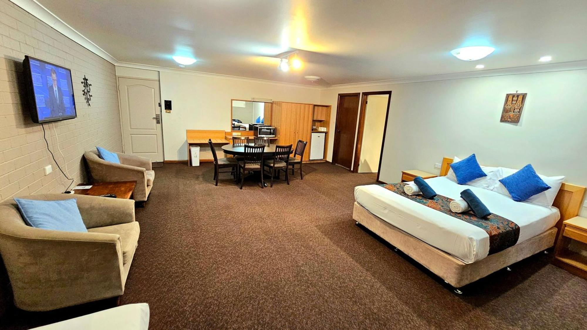 Hilltops Retreat Motor Inn Young Dış mekan fotoğraf