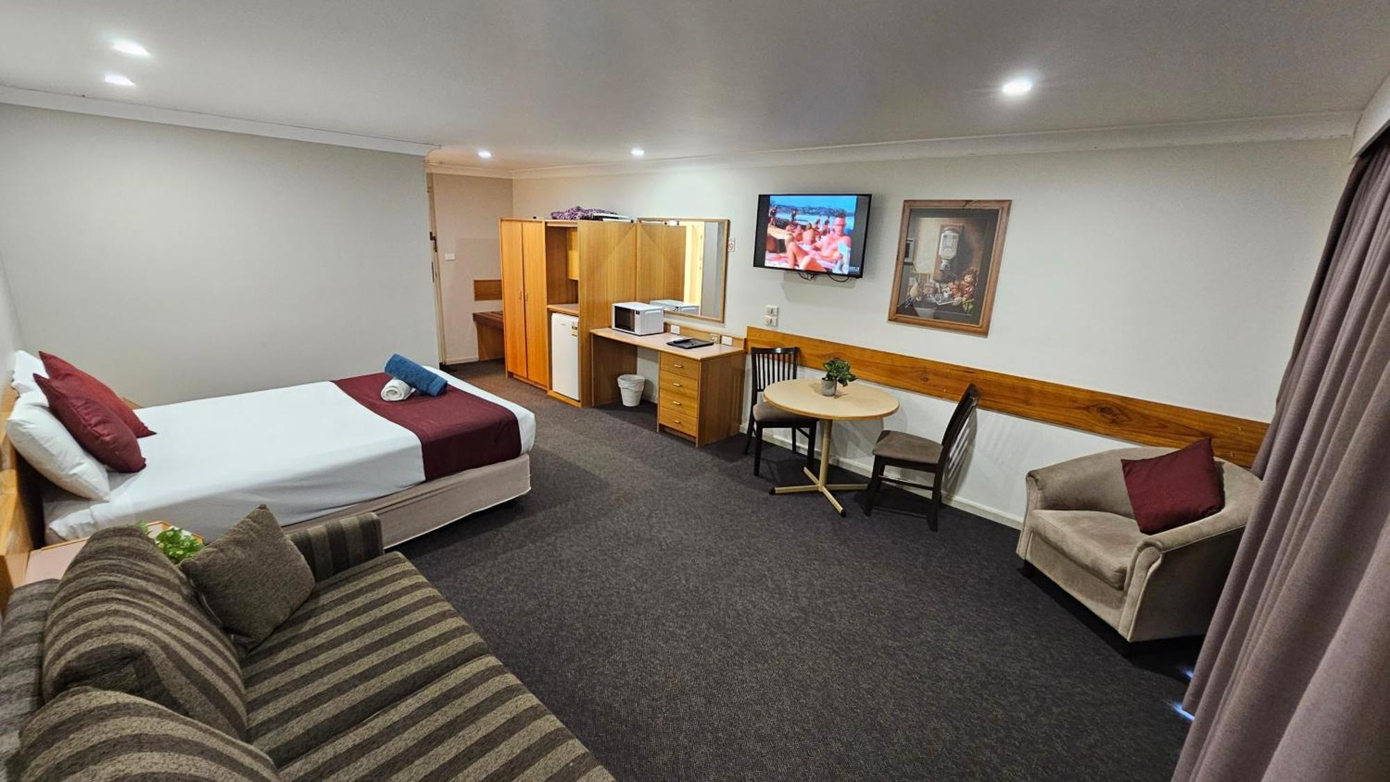 Hilltops Retreat Motor Inn Young Dış mekan fotoğraf