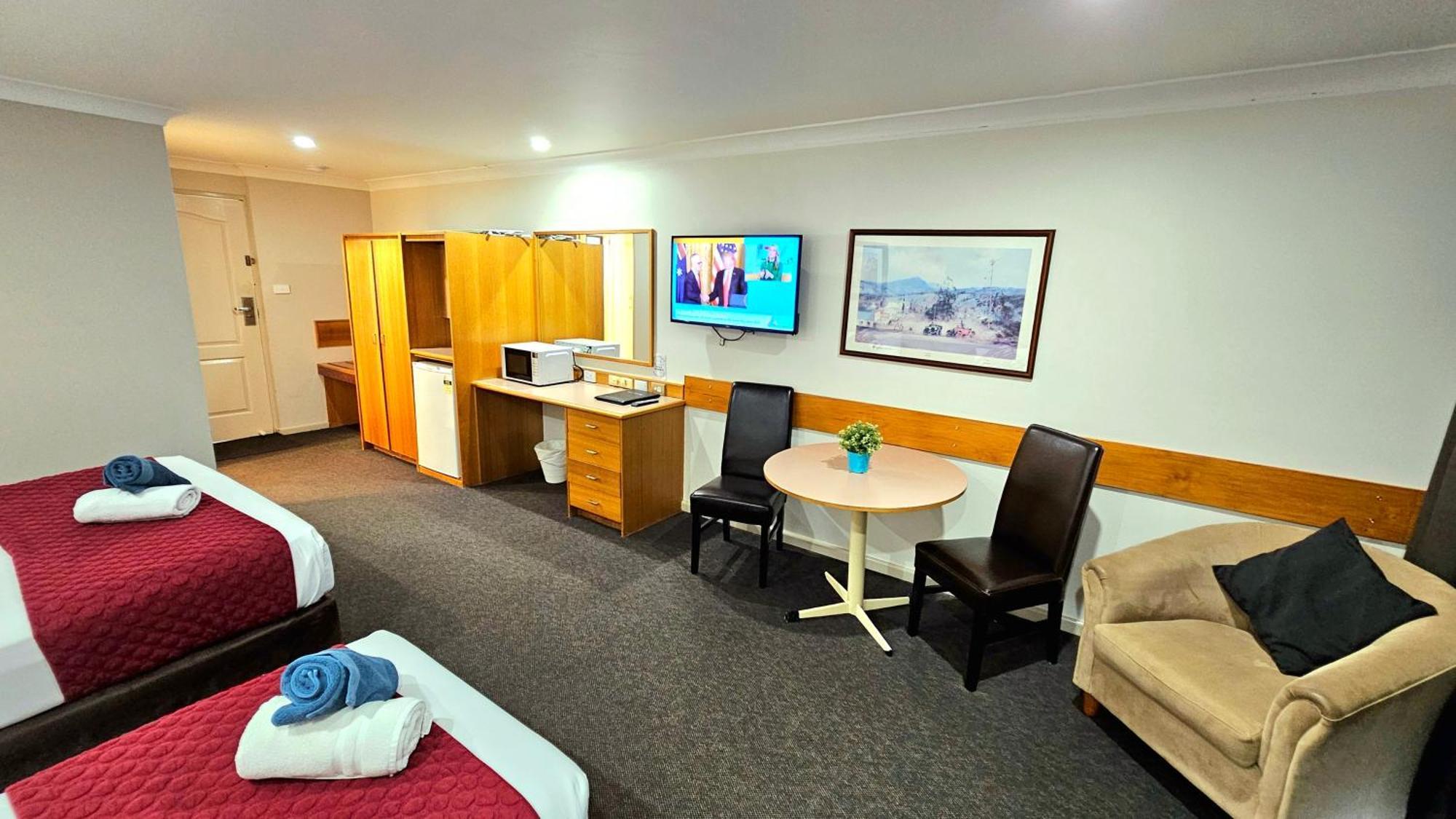 Hilltops Retreat Motor Inn Young Dış mekan fotoğraf