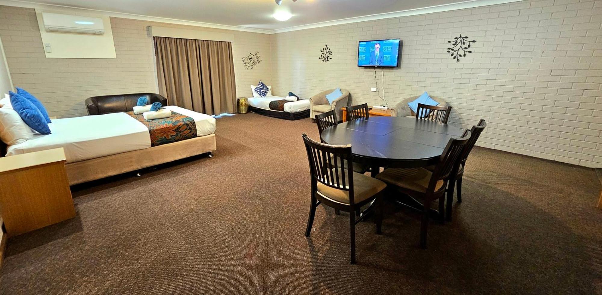 Hilltops Retreat Motor Inn Young Dış mekan fotoğraf