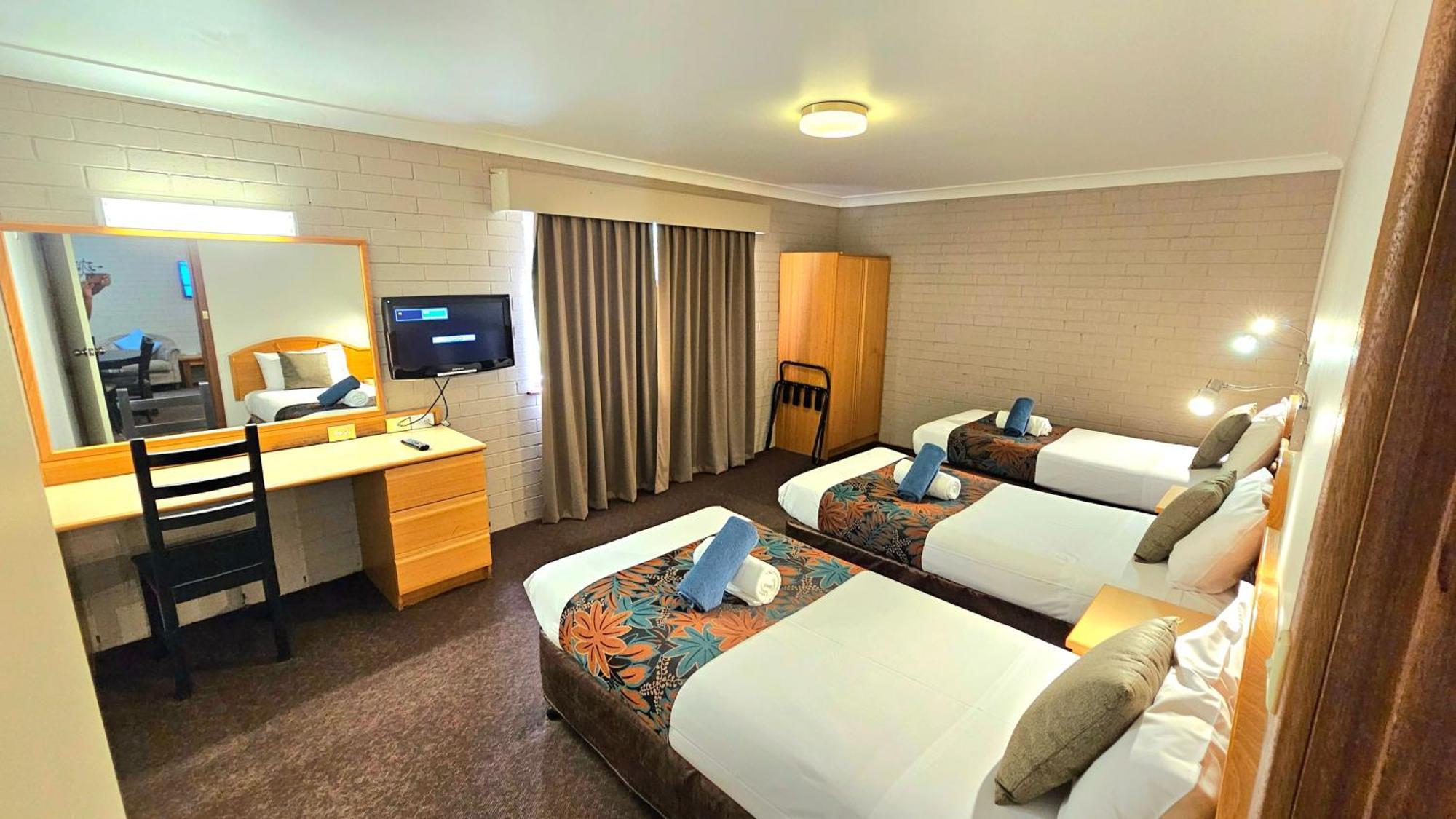 Hilltops Retreat Motor Inn Young Dış mekan fotoğraf