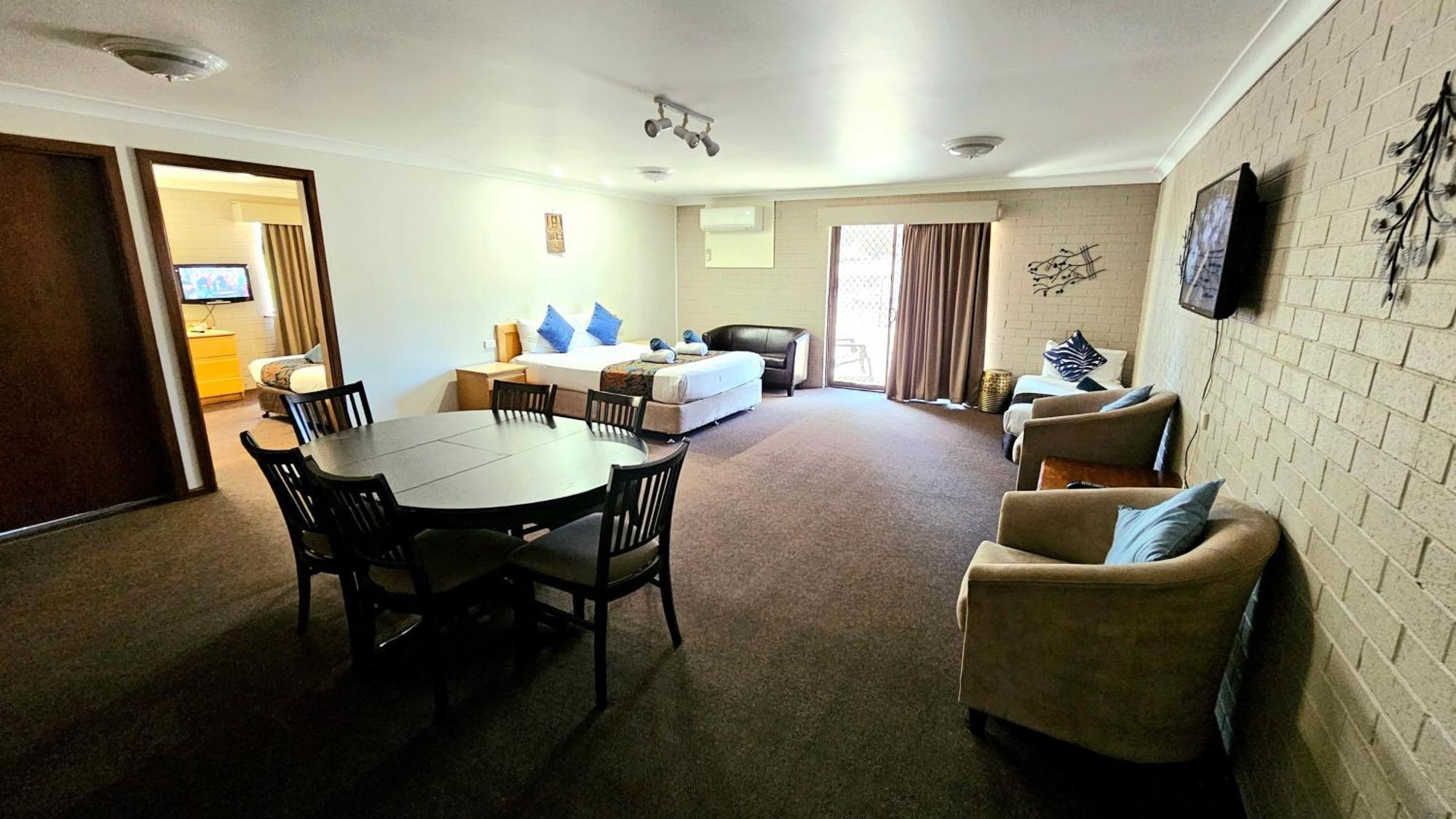 Hilltops Retreat Motor Inn Young Dış mekan fotoğraf