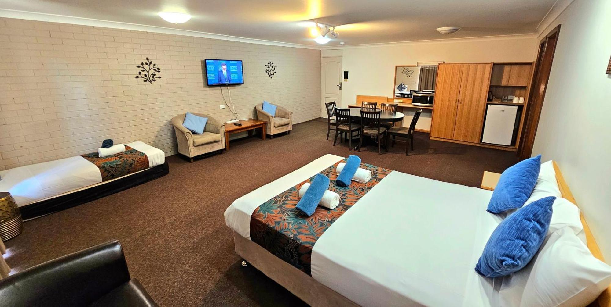 Hilltops Retreat Motor Inn Young Dış mekan fotoğraf