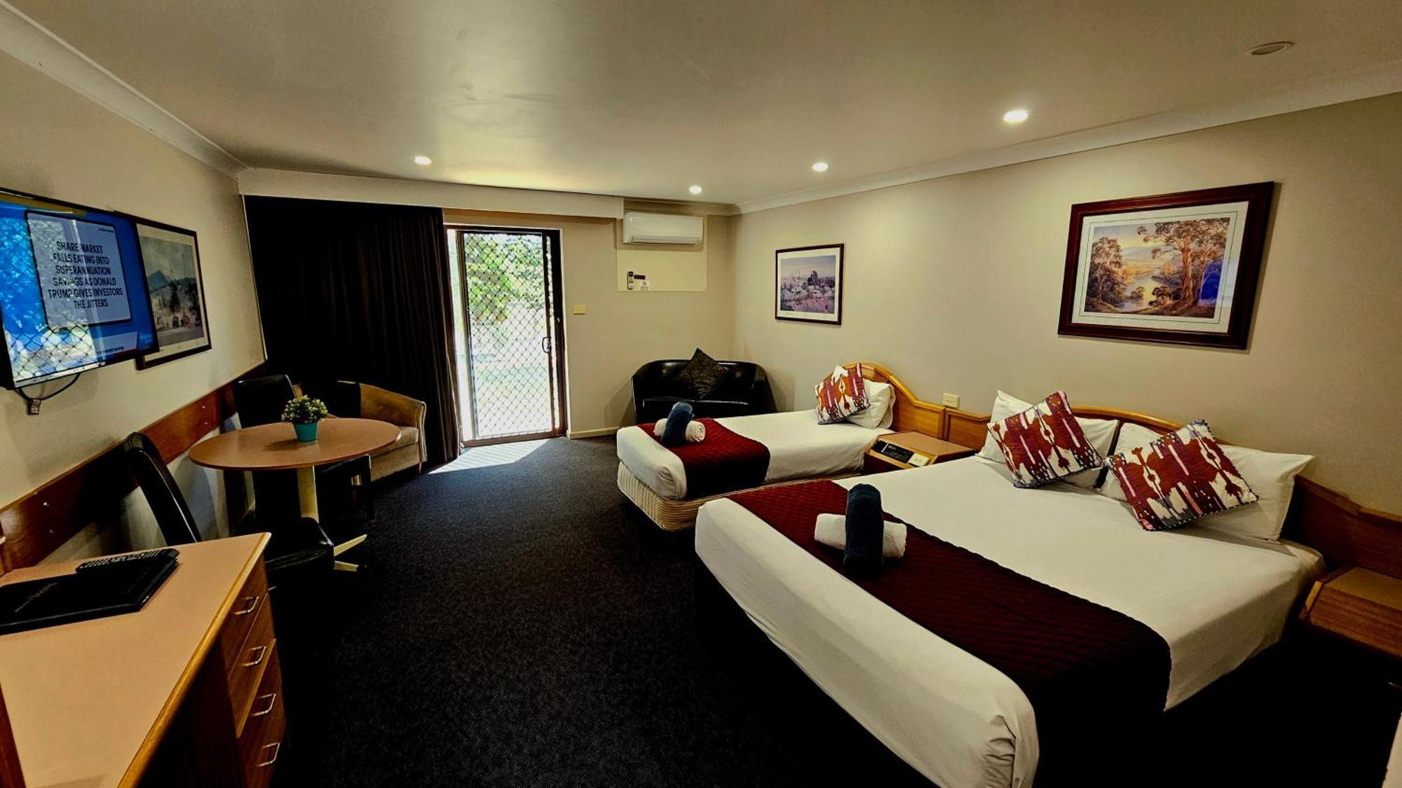 Hilltops Retreat Motor Inn Young Dış mekan fotoğraf