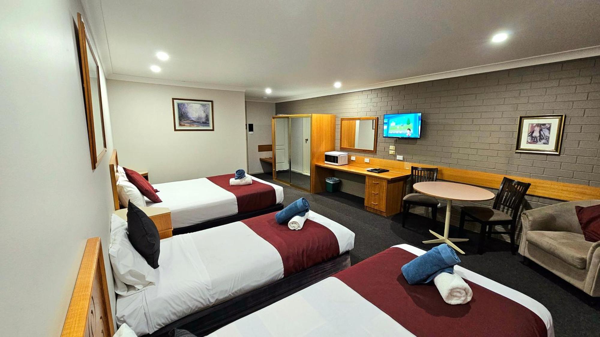 Hilltops Retreat Motor Inn Young Dış mekan fotoğraf
