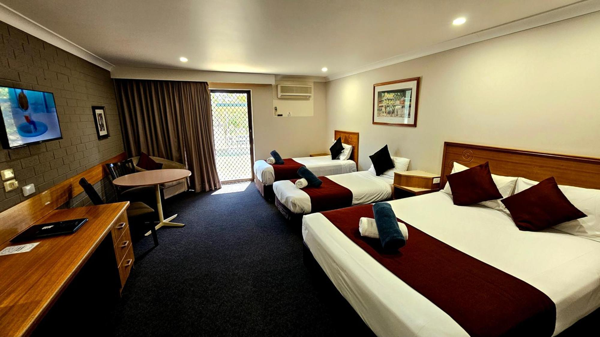 Hilltops Retreat Motor Inn Young Dış mekan fotoğraf