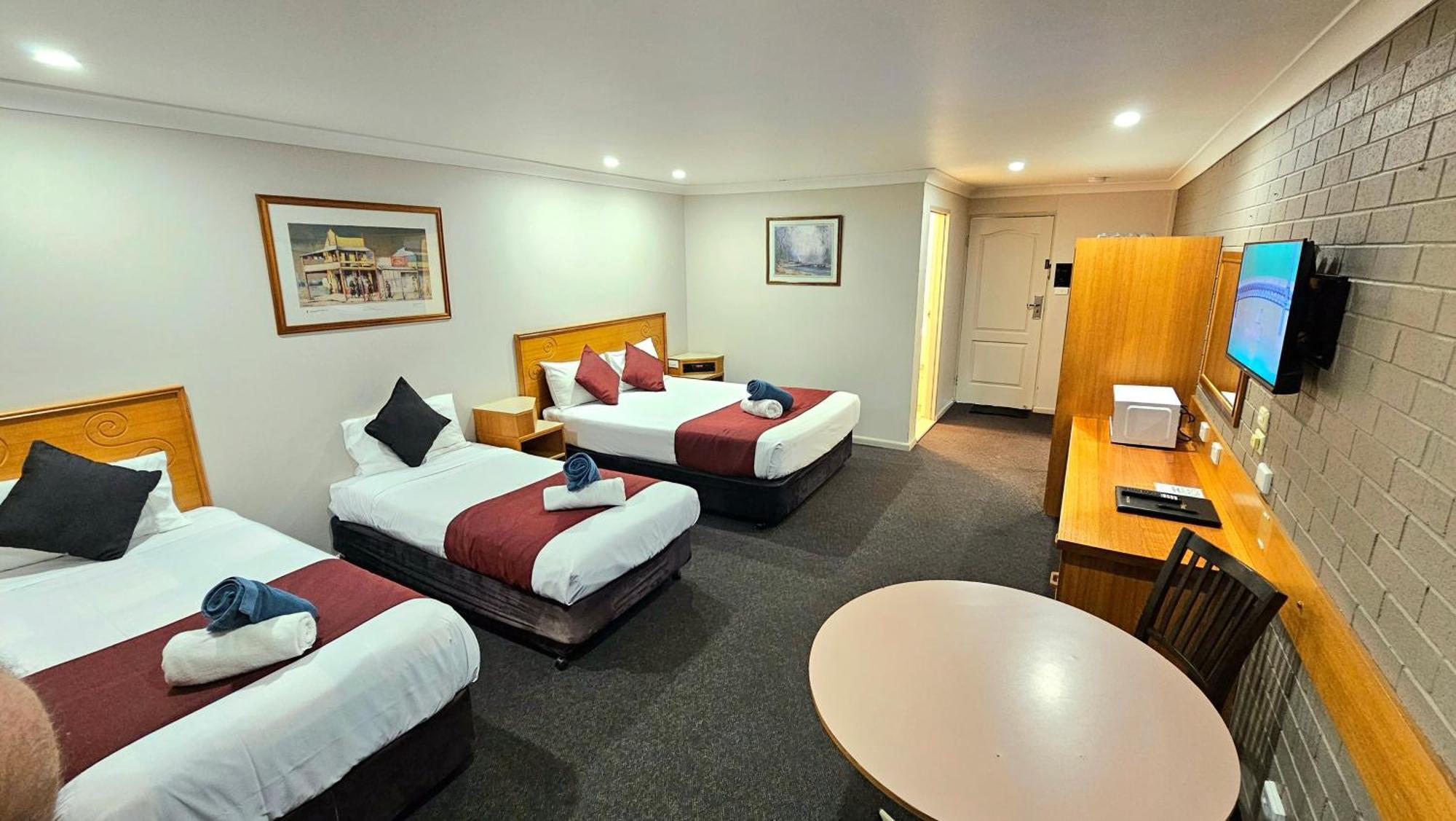 Hilltops Retreat Motor Inn Young Dış mekan fotoğraf