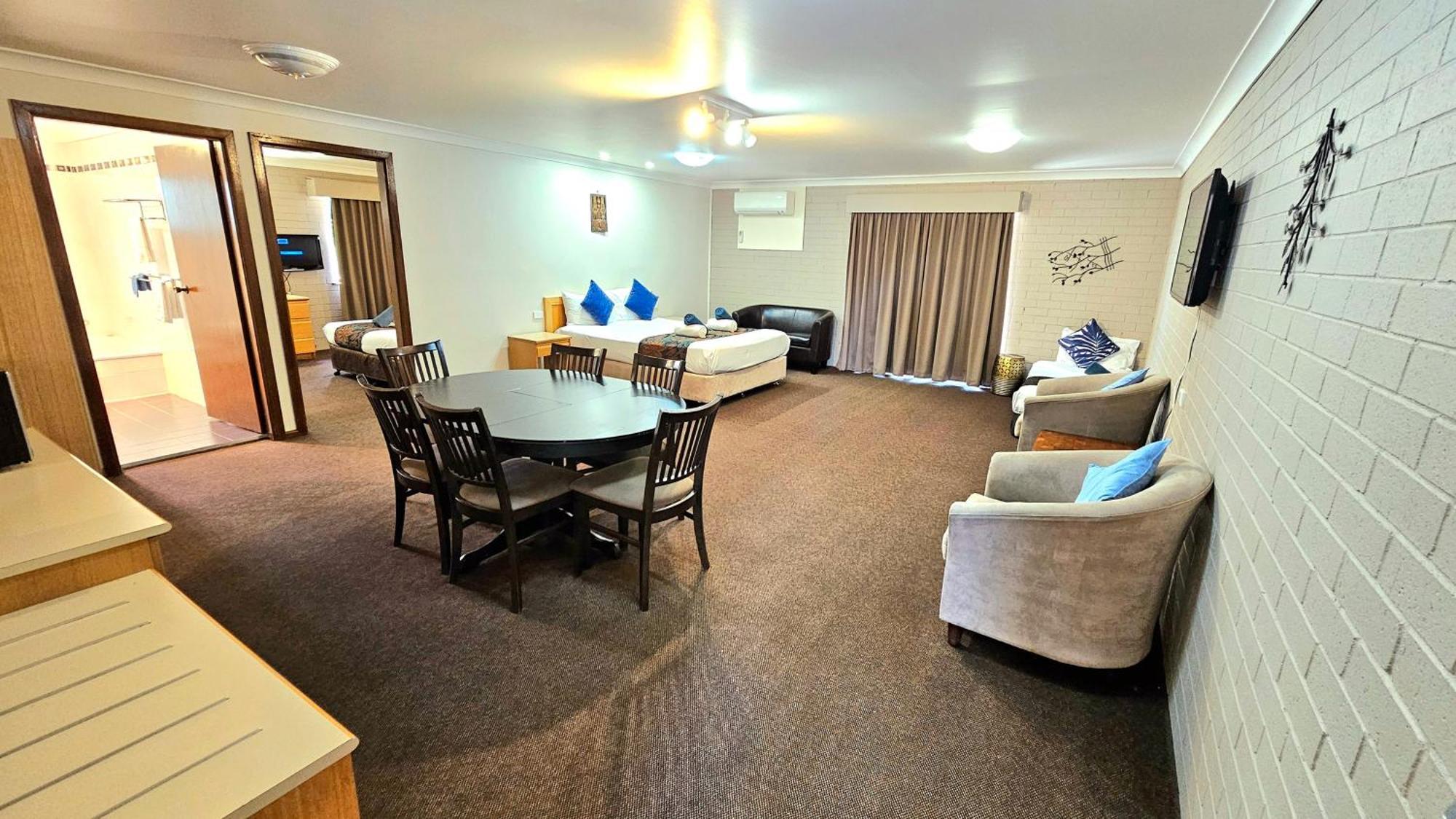 Hilltops Retreat Motor Inn Young Dış mekan fotoğraf