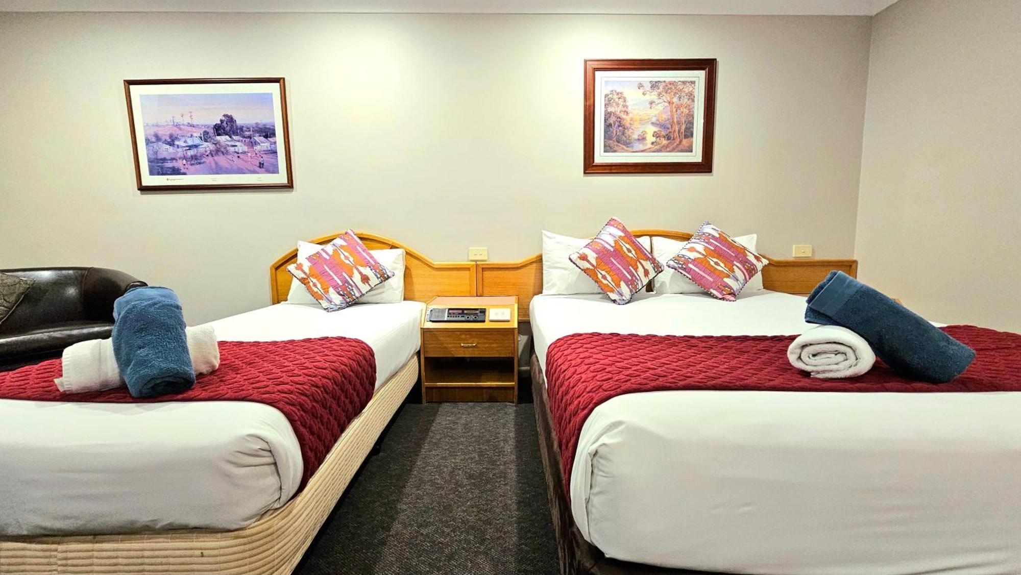 Hilltops Retreat Motor Inn Young Dış mekan fotoğraf