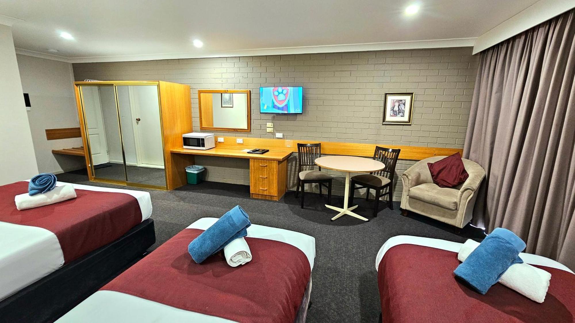 Hilltops Retreat Motor Inn Young Dış mekan fotoğraf