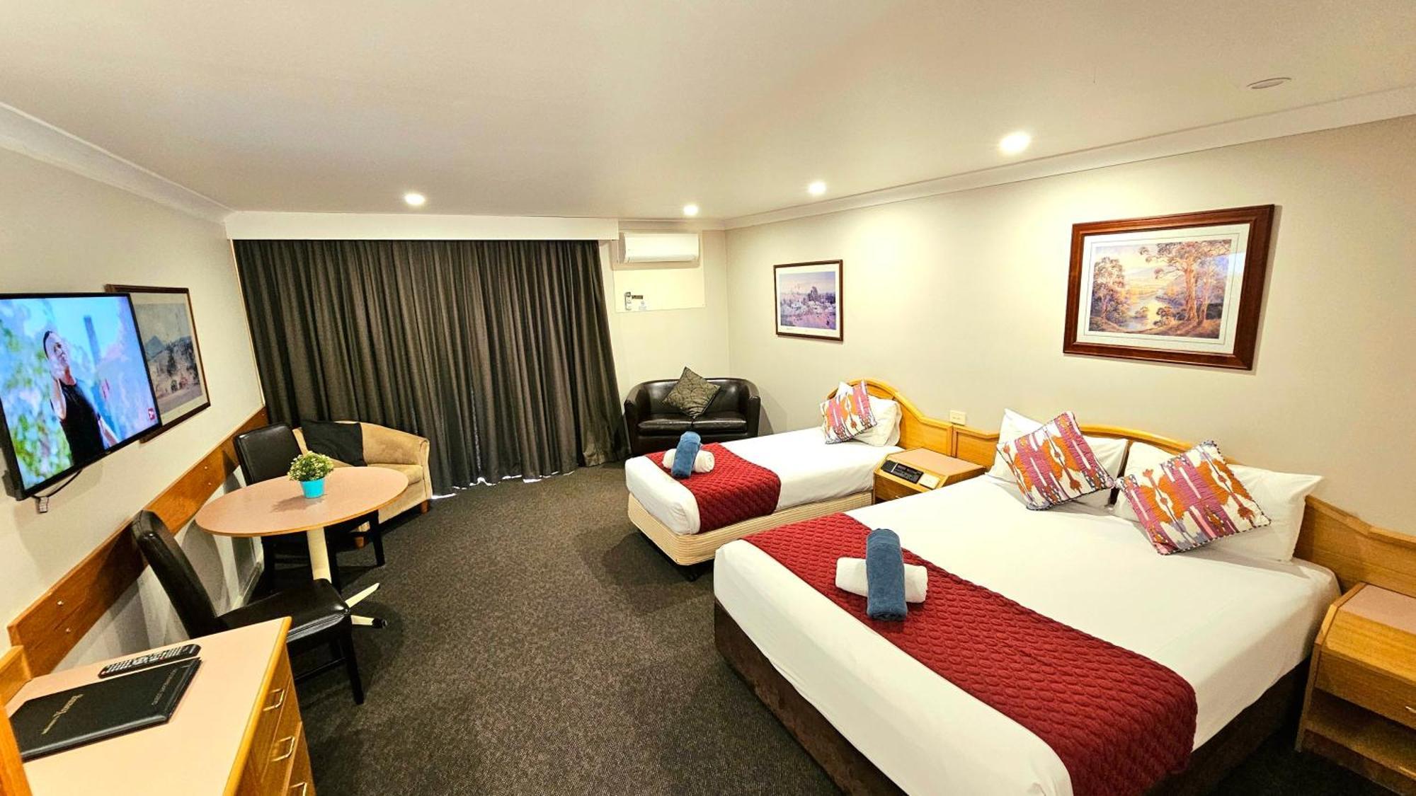 Hilltops Retreat Motor Inn Young Dış mekan fotoğraf