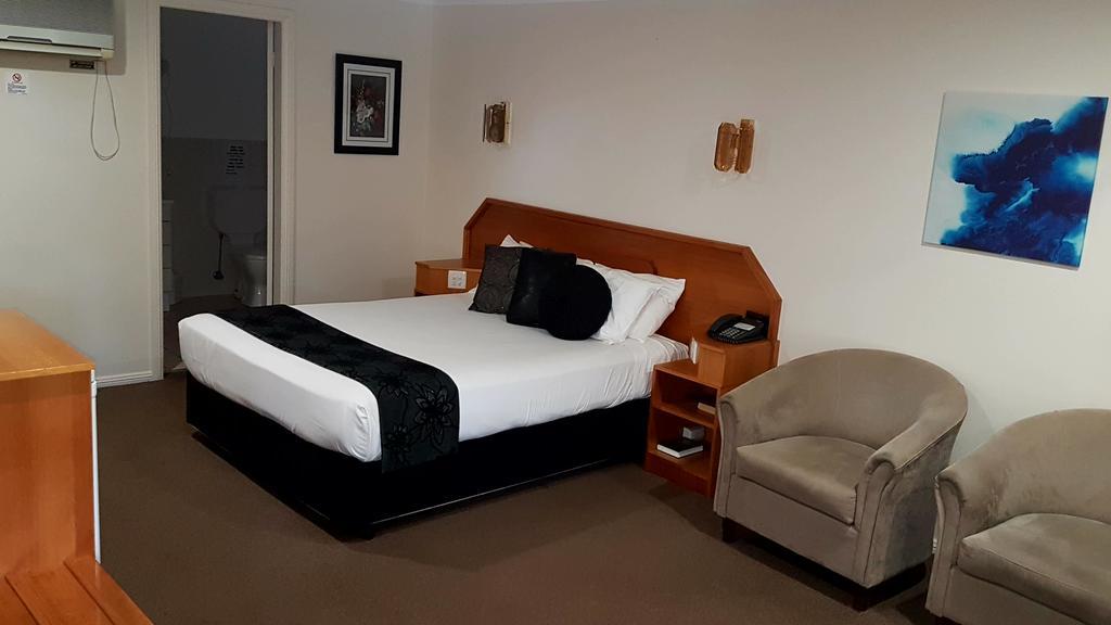 Hilltops Retreat Motor Inn Young Dış mekan fotoğraf