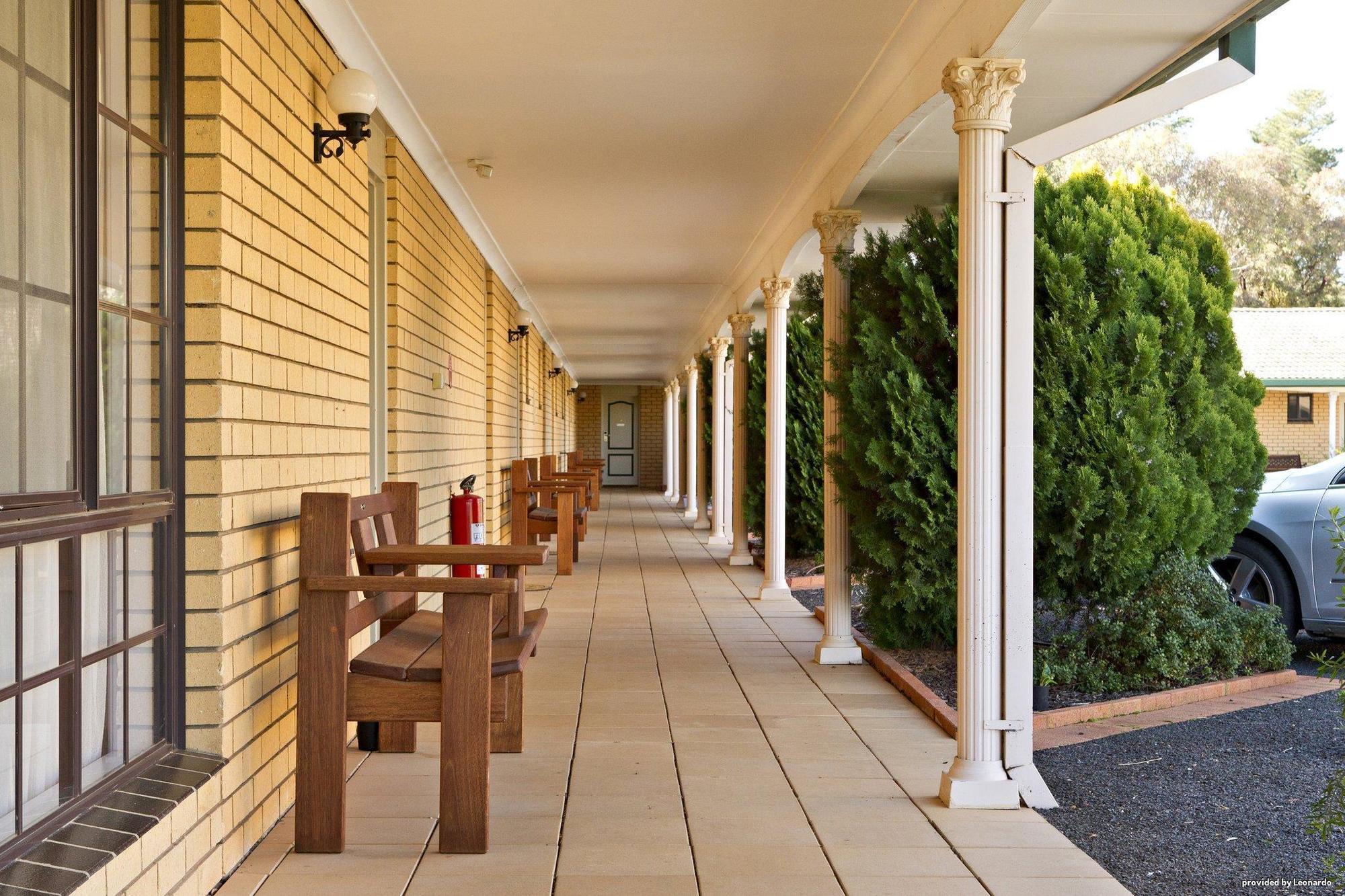 Hilltops Retreat Motor Inn Young Dış mekan fotoğraf