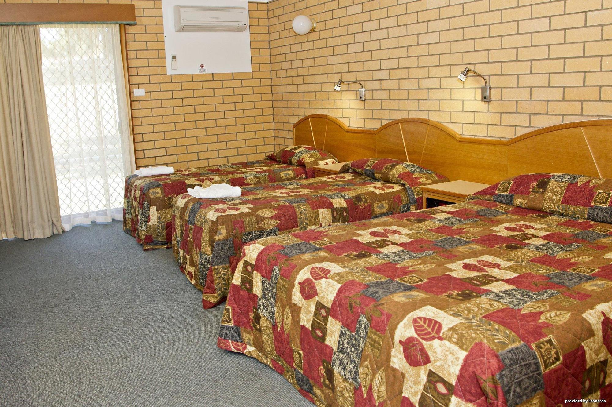 Hilltops Retreat Motor Inn Young Dış mekan fotoğraf