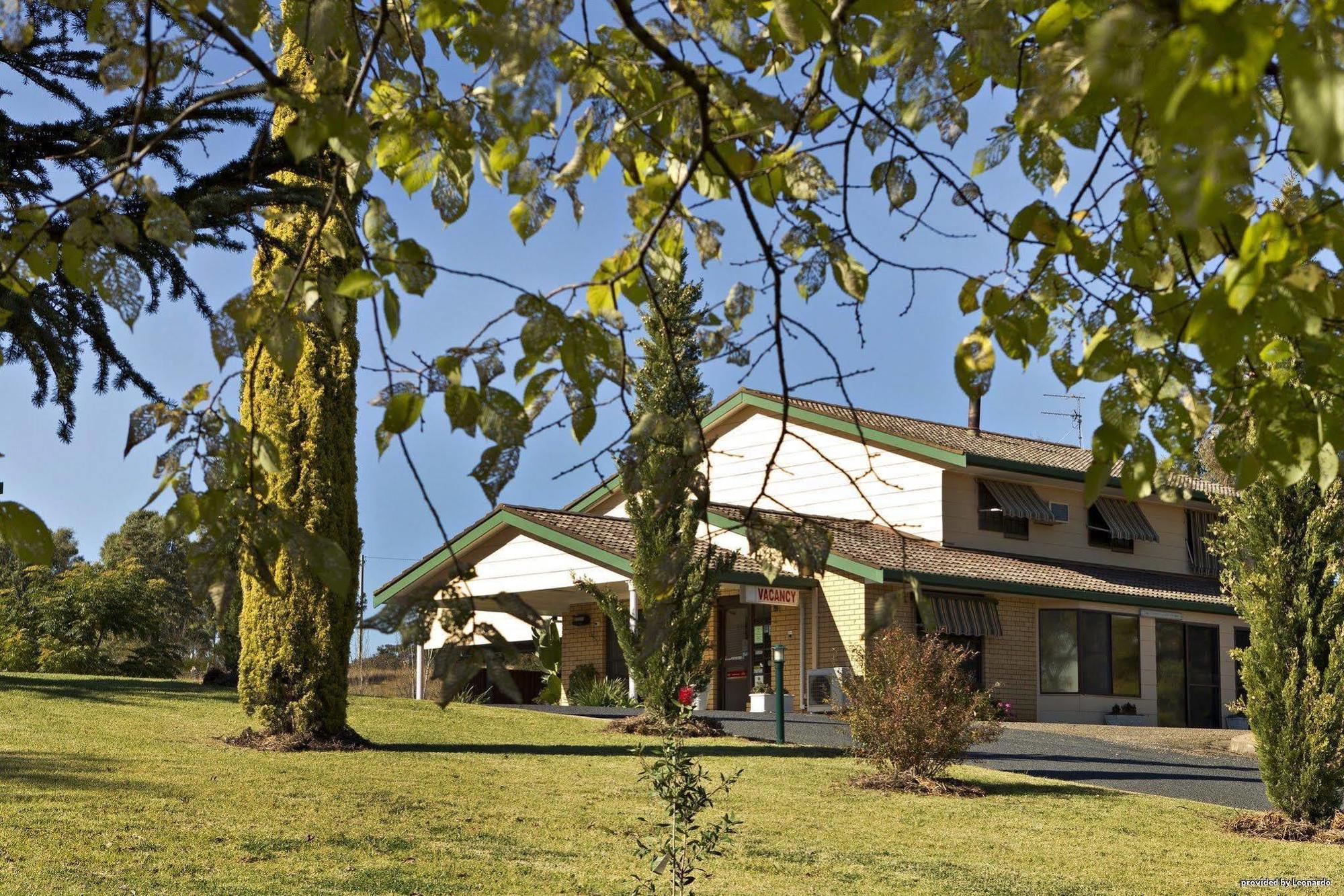 Hilltops Retreat Motor Inn Young Dış mekan fotoğraf