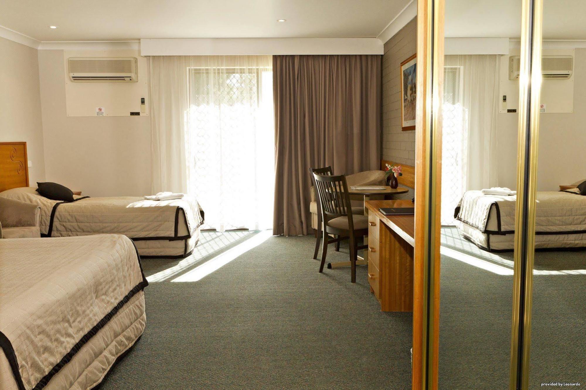 Hilltops Retreat Motor Inn Young Oda fotoğraf