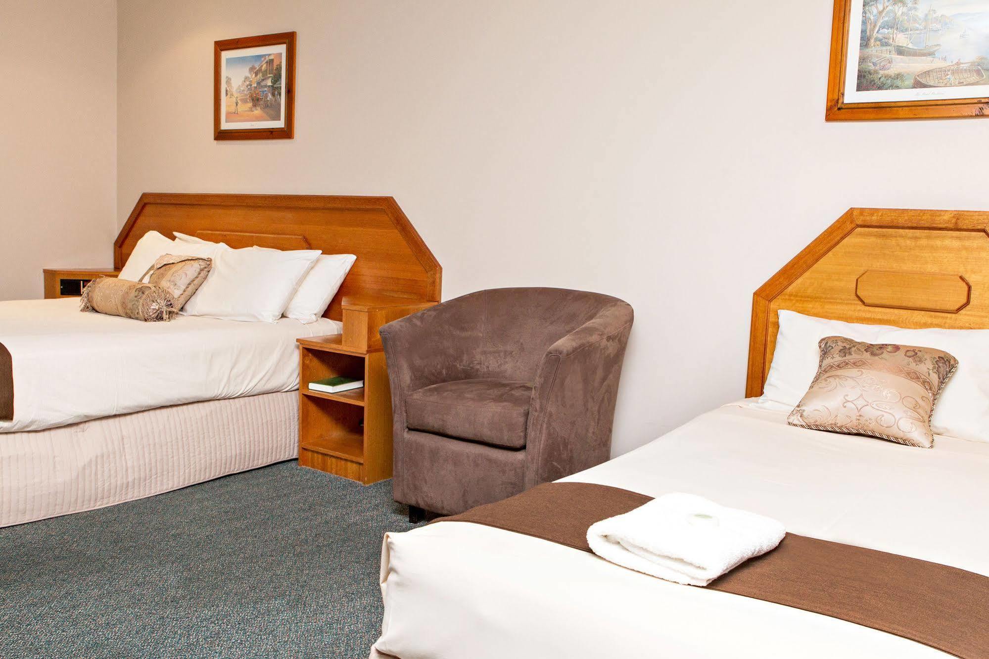 Hilltops Retreat Motor Inn Young Dış mekan fotoğraf